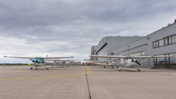 Organizace a firmy na letišti