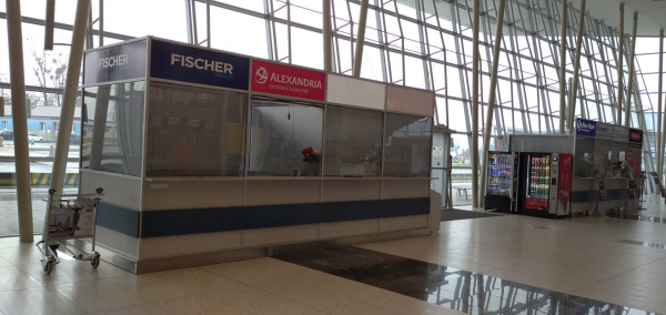 Přepážka ve veřejné odletové hale - malá