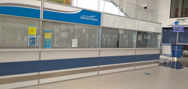 Přepážka ve veřejné odletové hale - velká
